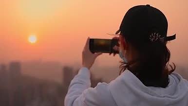 4k实拍夕阳下女生手机拍照视频的预览图
